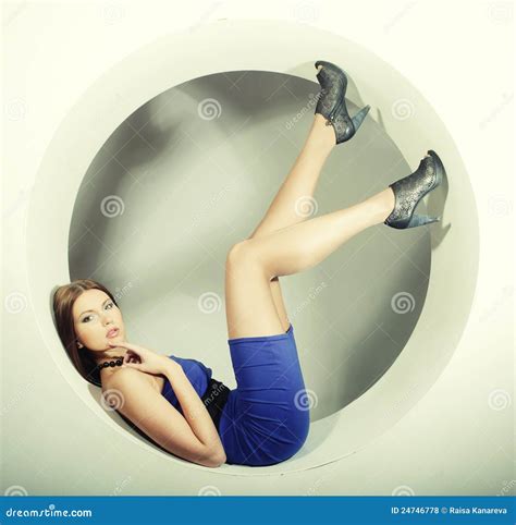 Brunette En La Alineada Azul Que Se Sienta En Un C Rculo Foto De Archivo Imagen De Travieso