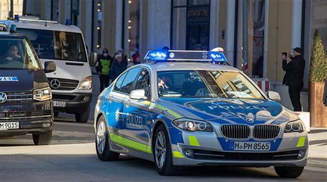 München Klimakleber am Mittleren Ring festgeklebt Abendzeitung München