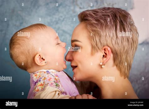 Blonde mutter tochter Fotos und Bildmaterial in hoher Auflösung Alamy