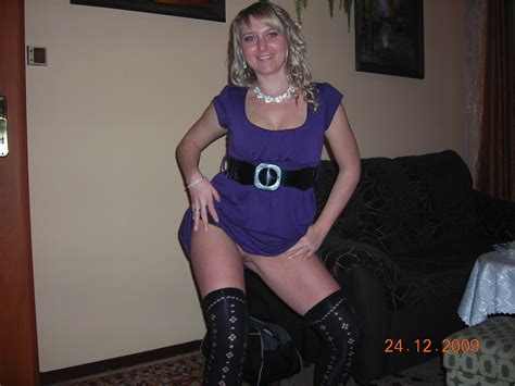 Exhibitionist Newlywed Has An Insane Love For Insertions And Bondage Porn Pic