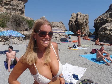 Großer Arsch und Titten auf kurvigen Urlaub Milf oben ohne am Strand Porno Bilder Sex Fotos