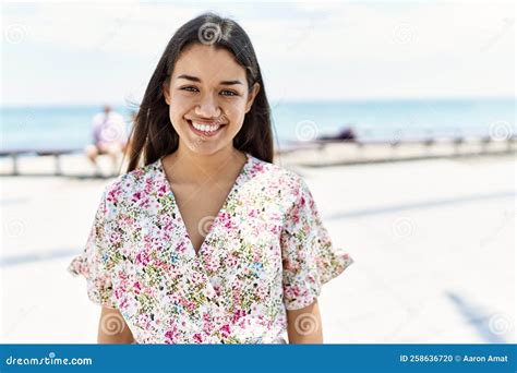 Jovencita Latina Sonriendo Feliz Parado En La Playa Foto De Archivo Imagen De Morena Exterior