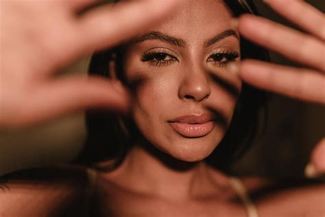 Retrato Emocional De Uma Linda Garota Latina Cobre O Rosto A M O Dentro De Casa Foto Premium