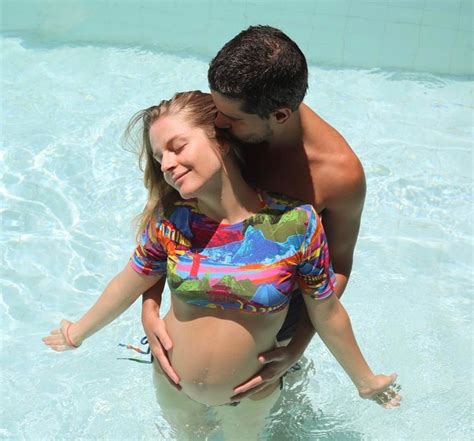 EGO Grávidos Vitoria Frate e Pedro Neschling posam na piscina