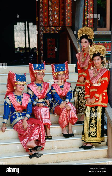 Indonesian Women Traditional Clothing