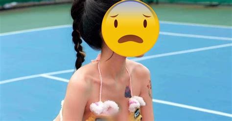 Mặc bikini 2 mảnh tạo dáng trên sân pickleball câu like Phản cảm khủng khiếp