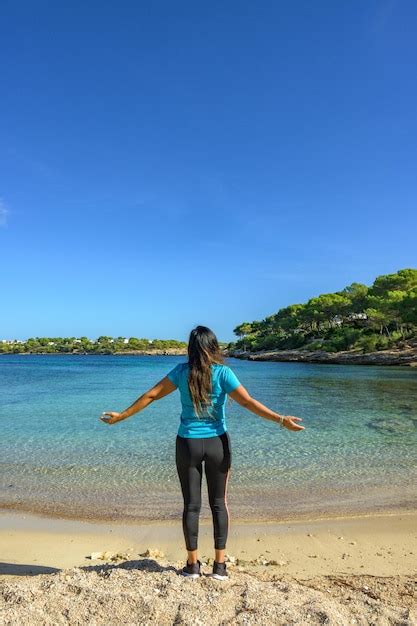 Premium Photo Latina Woman On The Shore Of The Beach Looking At The