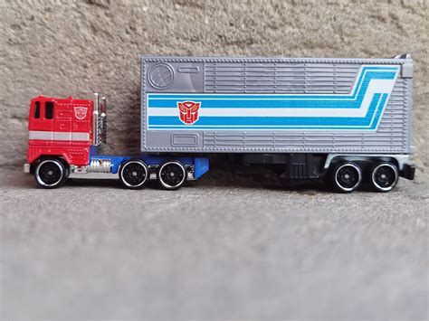 Optimus Prime Rolls Out With The Hot Wheels Track Fleet Series Autoevolution
