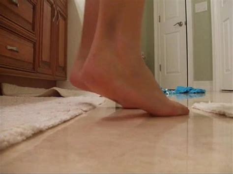 rubia baila y se desnuda en el baño XVIDEOS