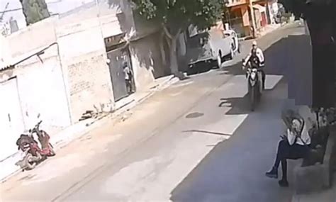 Captan Cuando Sujetos A Bordo De Moto Roban Tel Fono Celular A Mujer