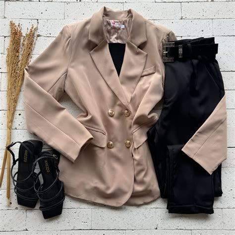 BLAZER ALFAIATARIA ALONGADO BOTÕES DOURADO LUXO NUDE Dondoca Moda Feminina