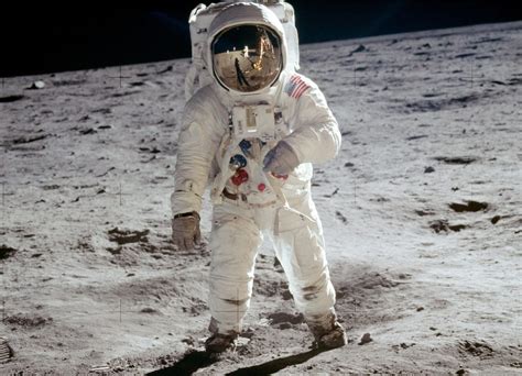 Buzz Aldrin launches campaign for sharing moon-landing tales - CNET