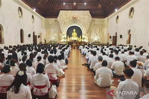 Ribuan Umat Buddha Di Bali Ikuti Puja Bakti Trisuci Waisak Di Kota