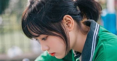 Hot girl xe ôm và cặp mắt ngơ ngác hớp hồn dân mạng