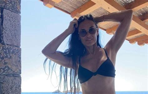 Demi Moore Ανεβάζει φωτογραφίες από τις διακοπές με γιοτ στην Ελλάδα