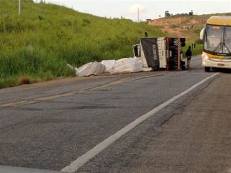 Carreta Carregada De Caf Tomba Na Br Em Itapebi No Sul Da Bahia