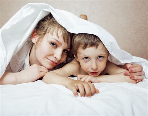 Junge Blonde Frau Mit Kleinem Jungen Im Bett Mutter Und Sohn