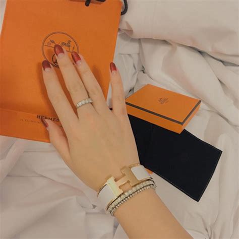 Phát ghen với những hình khoe hàng hiệu của hot girl Việt