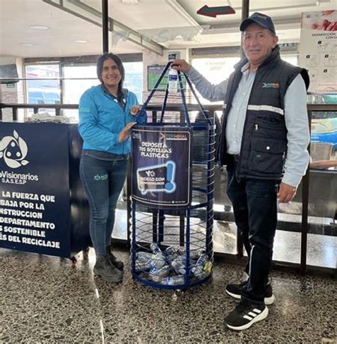 Con Muestras Folcl Ricas Est N Recibiendo A Los Viajeros En La Terminal