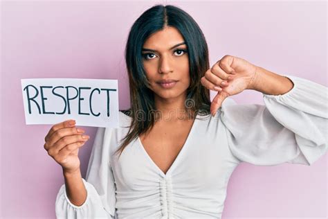 Jovem Transexual Latina Segurando Papel De Mensagem Respeitoso Raiva Cara Negativa Mostrando