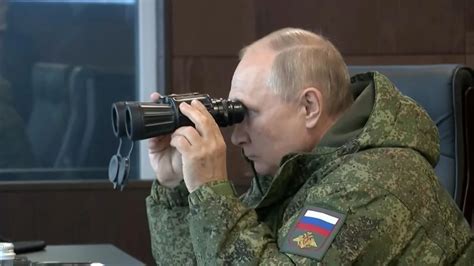 vladimir putin asistio  las maniobras militares conjuntas entre rusia