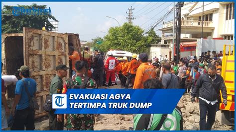 Detik Detik Evakuasi Kecelakaan Agya Tertimpa Truk Dump Di Ngaliyan