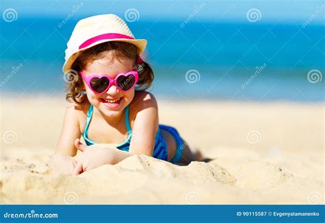 Fille Heureuse D enfant Dans Le Bikini Sur La Plage En Mer D été Image stock Image du