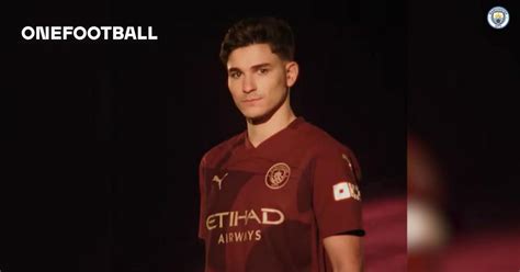 Manchester City dévoile son 3e maillot pour 24 25 OneFootball