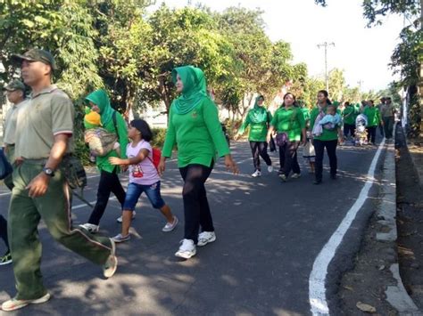 Jalan Sehat Bersama Persit Dan Anggota Yonarmed 11 Kostrad Kostrad