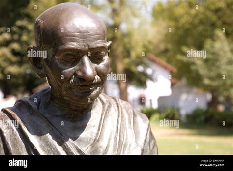 Estatua De Mahatma Gandhi En El Sabarmati Ashram Tambi N Conocido Como