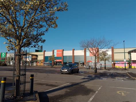 newbury retail park  oscar taylor geograph britain  ireland