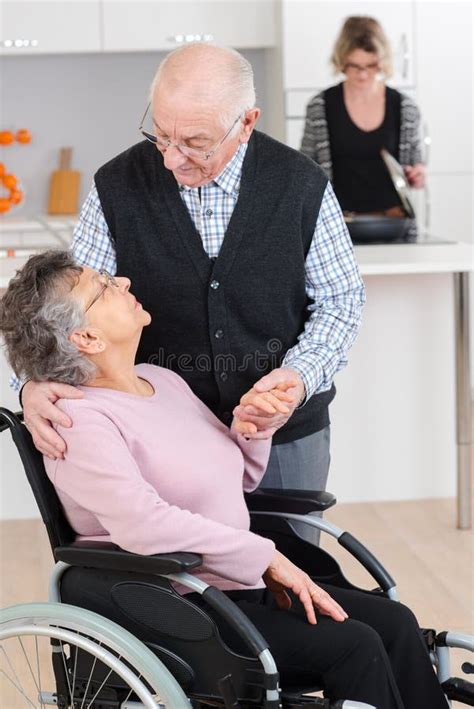 Hombre Del Jubilado Que Habla Con La Esposa En Silla De Ruedas Foto De