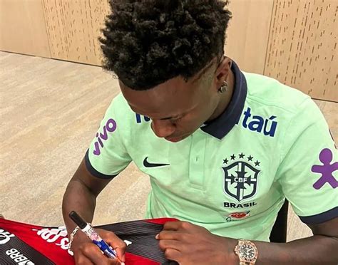 Fla Leiloa Camisa Autografada De Vini Jr Para Ajudar Projetos Sociais