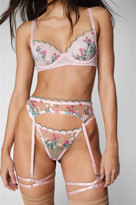 Lingerie Floral Embroidered Scallop Underwire Harness Lingerie Set Nastygal