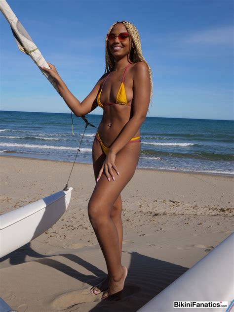 Black Girl Romy Romee Looses Her Tits From Her Bikini Top On A Beach CoedCherry