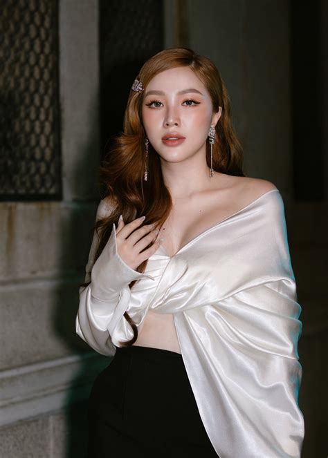 Hai C Ng Ch A B O Thy Kh Ng T Qu Nh Di N Bikini Khoe D Ng Quy N R