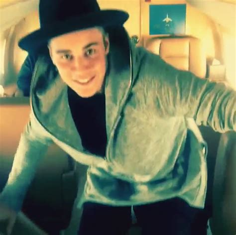 Justin Bieber Posta Beijo Em Amigo Mas Alerta N O Sou Gay Quem Popquem