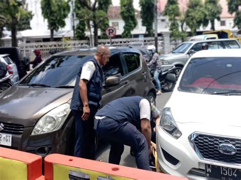 Dishub Kota Malang Gembok Puluhan Mobil Yang Parkir Sembarangan