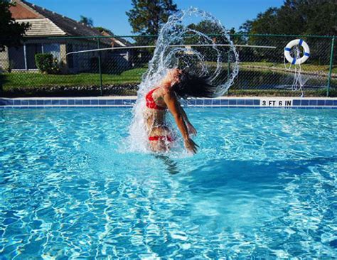 Bỏng mắt dàn mỹ nhân tennis diện bikini thách thức thời tiết