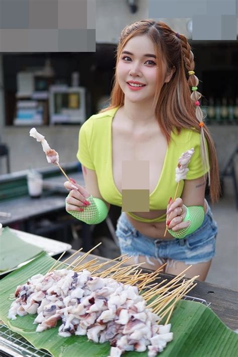 Phát ngượng hot girl mặc trễ nải khoe vòng một khi bổ sầu riêng