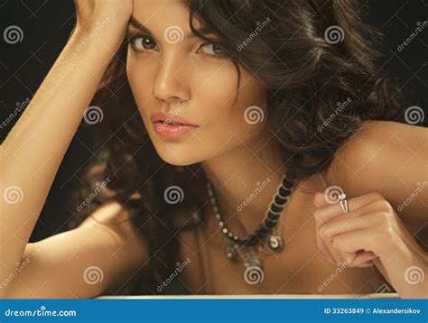 Sch Nes Modernes Brunette M Dchen Perfektes Make Up Make Up Nahaufnahme Portr T Stockbild