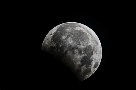 Descoberto O Que Está Formando “cauda De Cometa” Na Lua Ela Atinge A