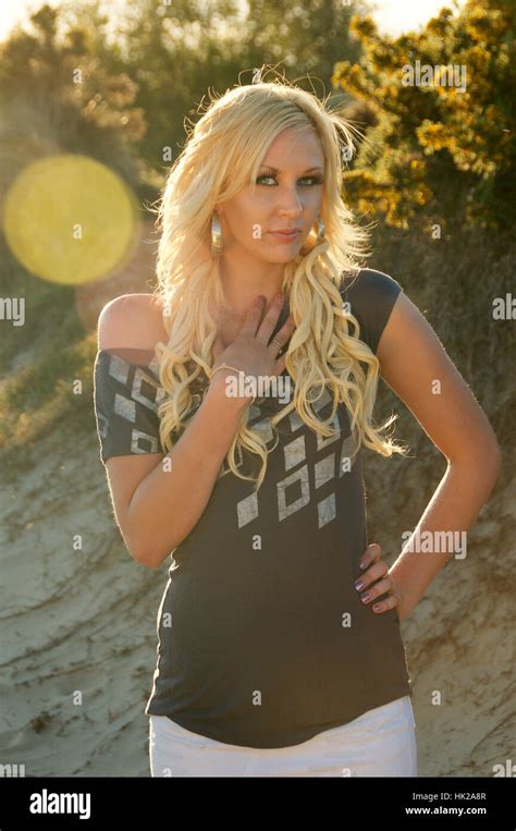 Belle Blonde Aux Cheveux Long Jeune Femme En Mini Jupe Et Haut Sur La Plage Photo Stock Alamy