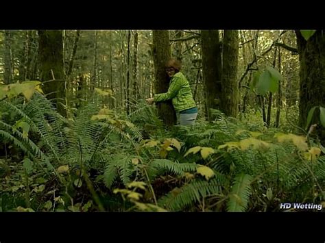 Esposado a un árbol en el bosque y desesperado por orinar XVIDEOS