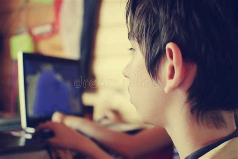 Мальчик и домашний компьютер Стоковое Фото - изображение насчитывающей ...