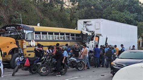 Aparatoso Accidente Entre Una Rastra Y Un Bus Deja Varios Lesionados En