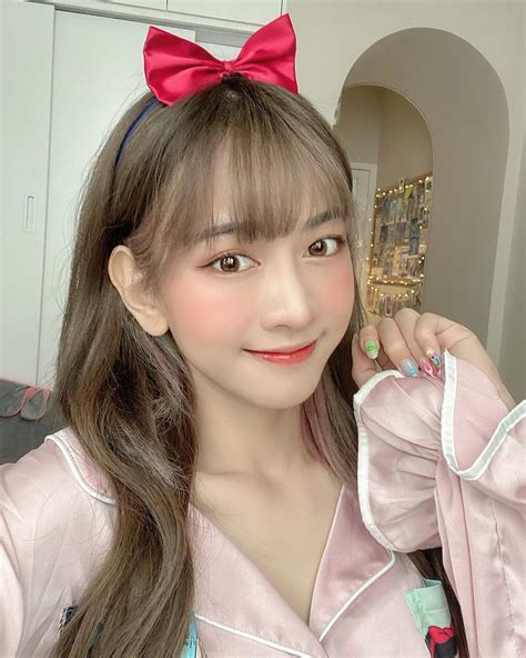 Mặc áo yếm khoe vòng nảy nở hot girl Lê Bống thêm một lần khiến CĐM