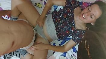 La belle soeur joue avec la bite de son demi frère et le fait baiser sa chatte serrée XVIDEOS