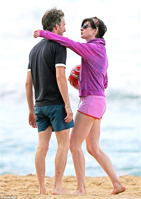 Retro Bikini Anne Hathaway Explorers Her Bikini Beauty During New Years Eve In Hawaii