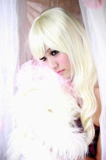 Giật mình vì hot boy bỗng biến thành gái sexy